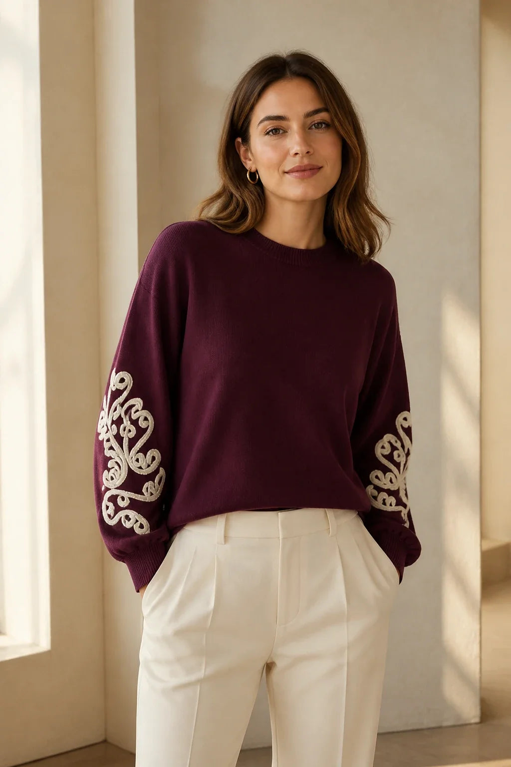 Modella con Maglia Aurora borgogna abbinata a pantaloni chiari