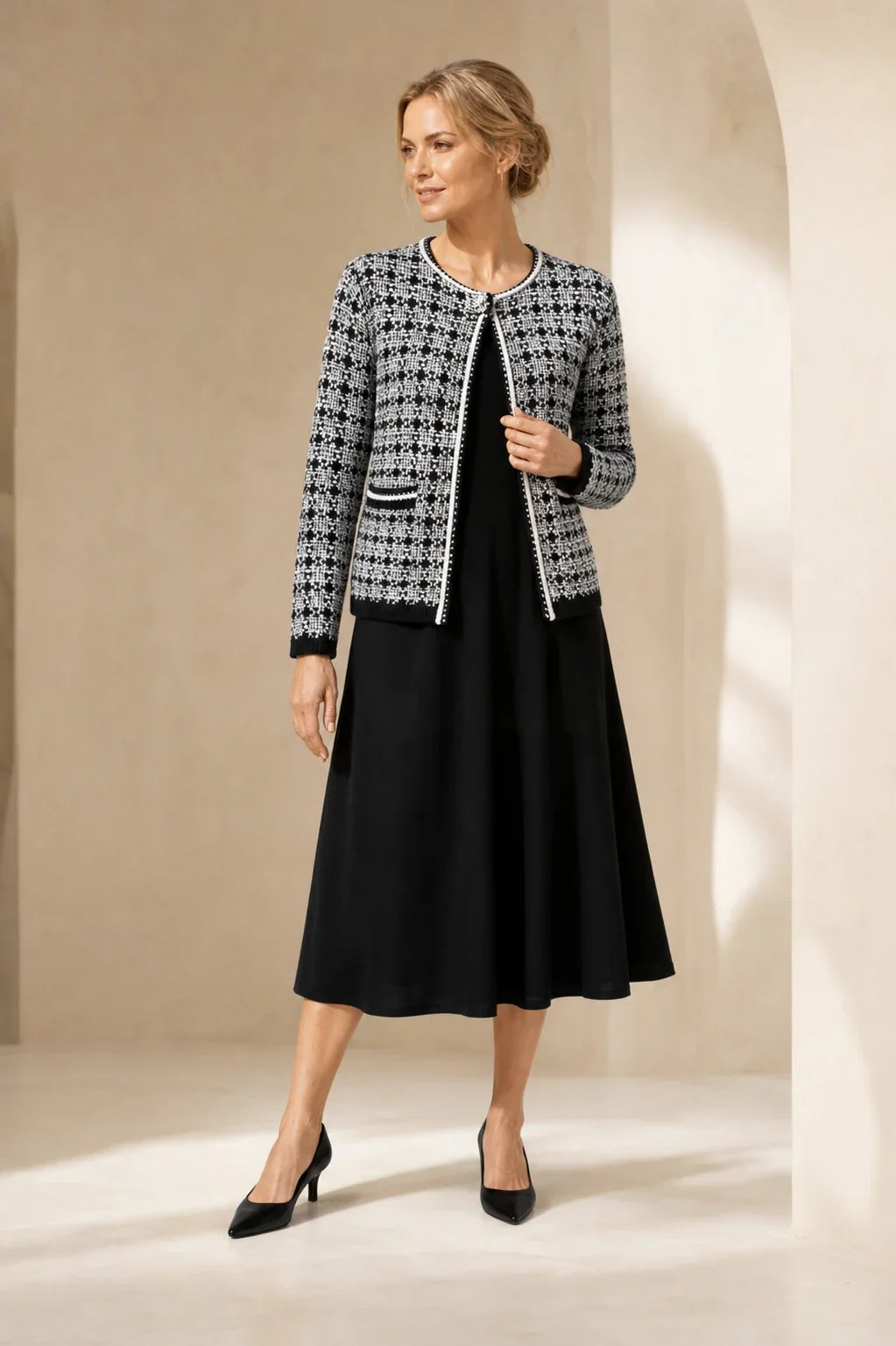 Cardigan Milano Bouclé nero e avorio indossato