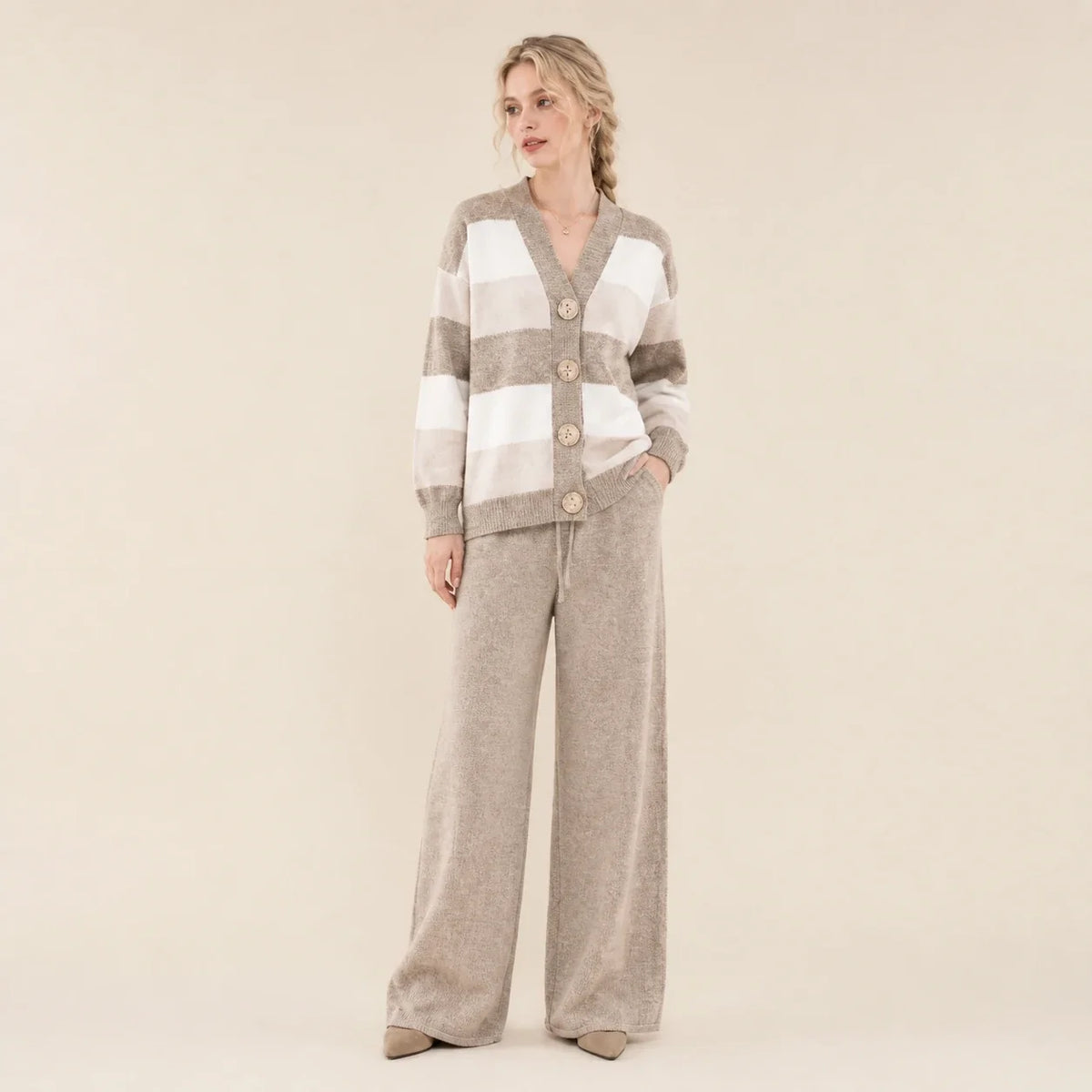 Completo Melissa da donna color cammello con cardigan a righe e pantalone coordinato