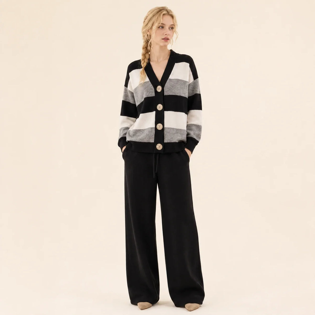 Completo Melissa da donna nero con cardigan a righe e pantalone coordinato